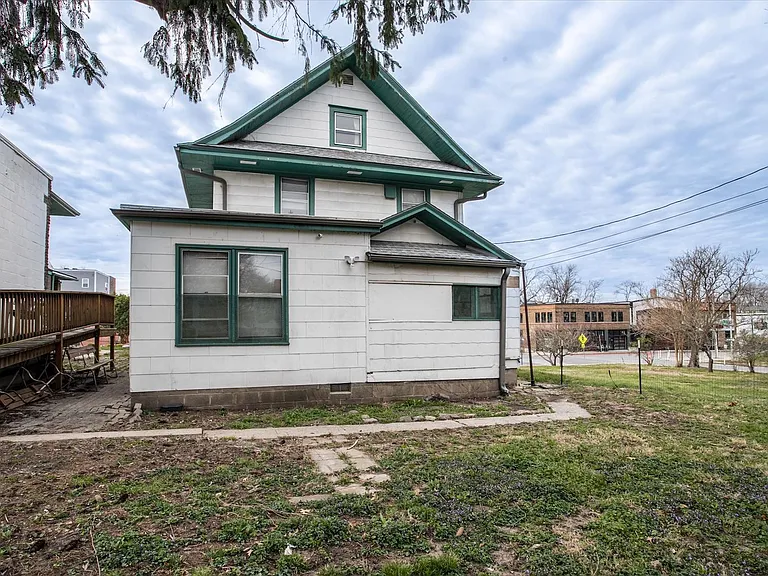 908 E 31st St — Photo 3
