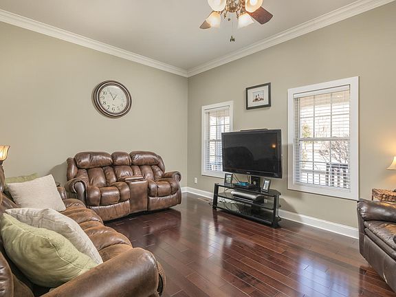 5th image of 210 Hiwassee Dr NE