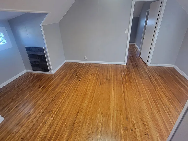 110UP Elmdorf Ave #UPPER — Photo 11