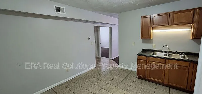 2 bed, 1.0 bath, $890 — Photo 3