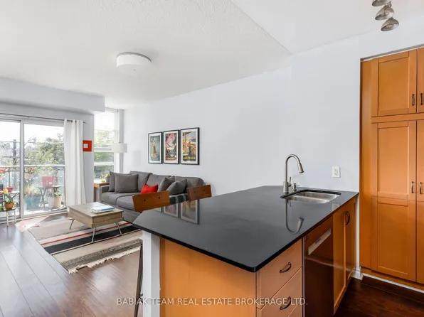 2495 Dundas St W #307, Toronto, ON M6P 1X4