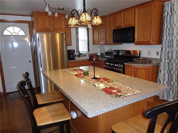 KITCHEN W/CENTER ISLAND