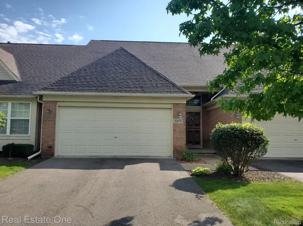 5455 Greenway Dr #70, Trenton, MI 48183