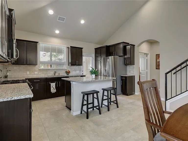 2433 Lyla Ln — Photo 6