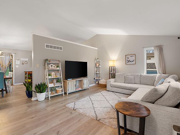 3rd image of 221 Scherland Dr
