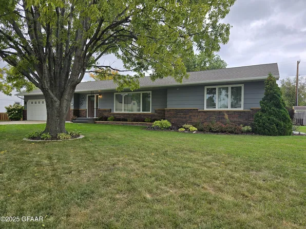 515 Washington Ave, Larimore, ND 58251