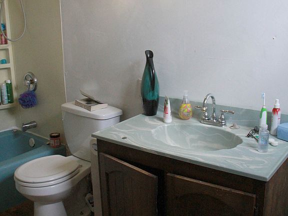 5th image of 715 Stuart St