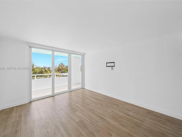 400 S Pointe Dr #409 — Photo 25