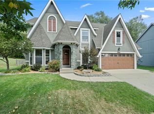 812 S Valley Dr, Lansing, KS 66043