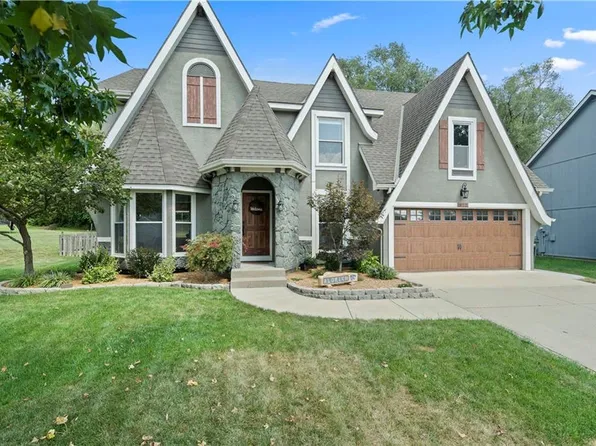 812 S Valley Dr, Lansing, KS 66043