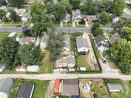 3rd image of 2821 E Walnut St