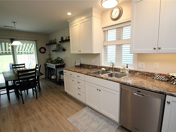 3rd image of 40 Woodview Ln