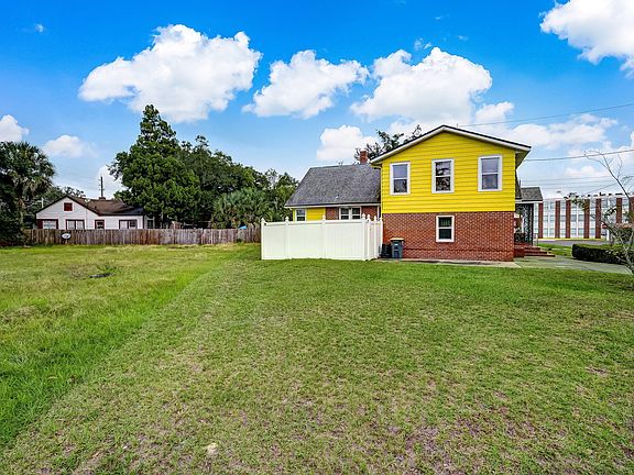 3rd image of 325 Circle Dr