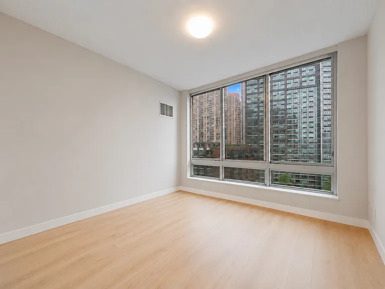 4630 Center Blvd #1005 — Photo 13