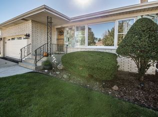 7023 W Hamilton Dr, Niles, IL 60714