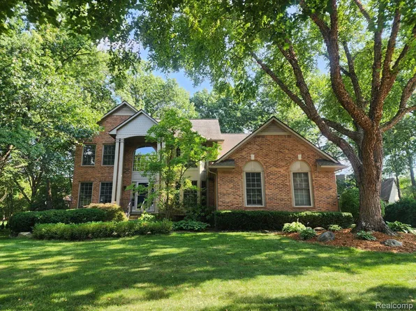 7315 Ilanaway Dr, West Bloomfield, MI 48324