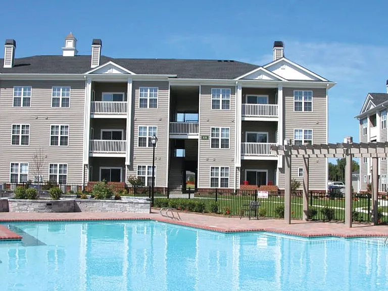 Eagle Harbor Apartments — Photo 17