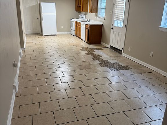 2nd image of 404 S Hennessey St Unit A
