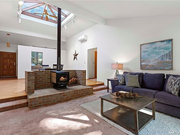 4th image of 323 Shelter Bay Dr
