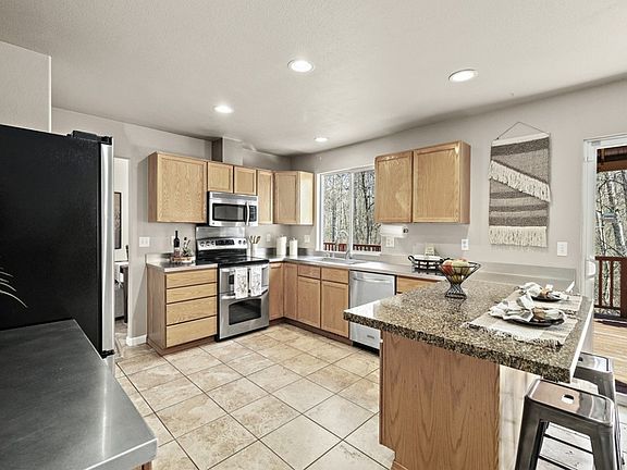 2nd image of 3211 Lake Dr