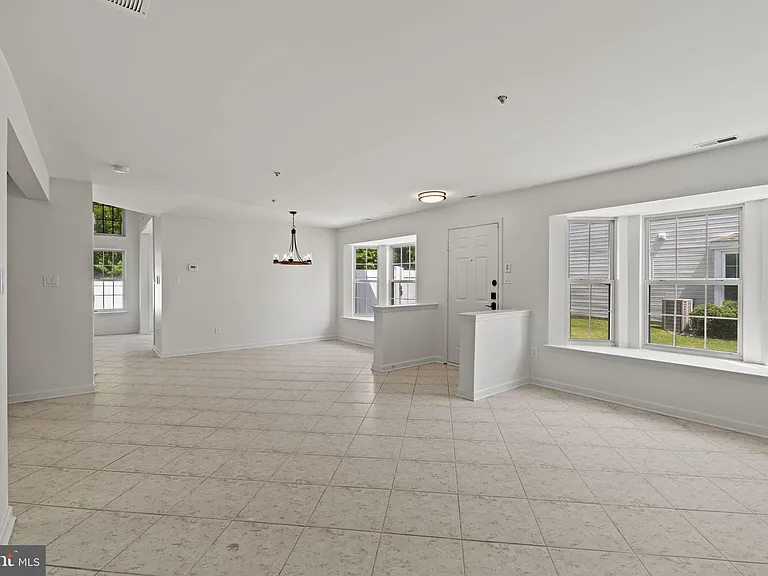 124 Buckingham Way — Photo 33