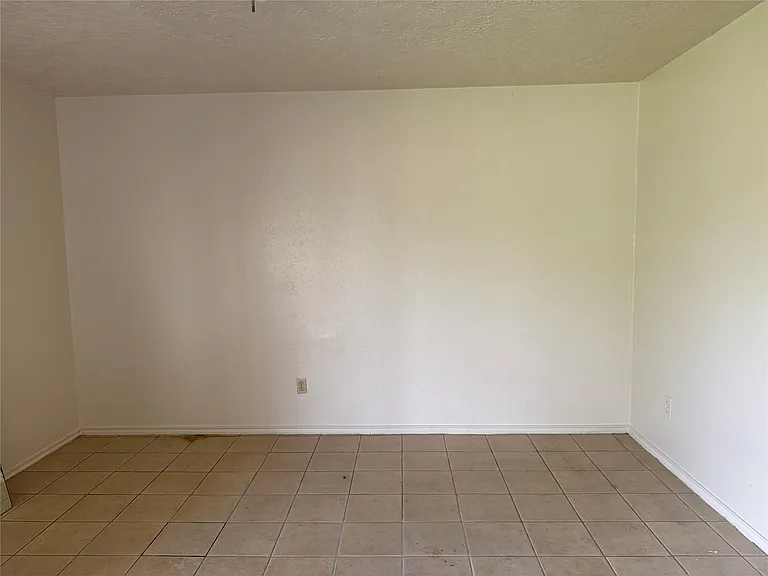 2114 W Greens Rd — Photo 13