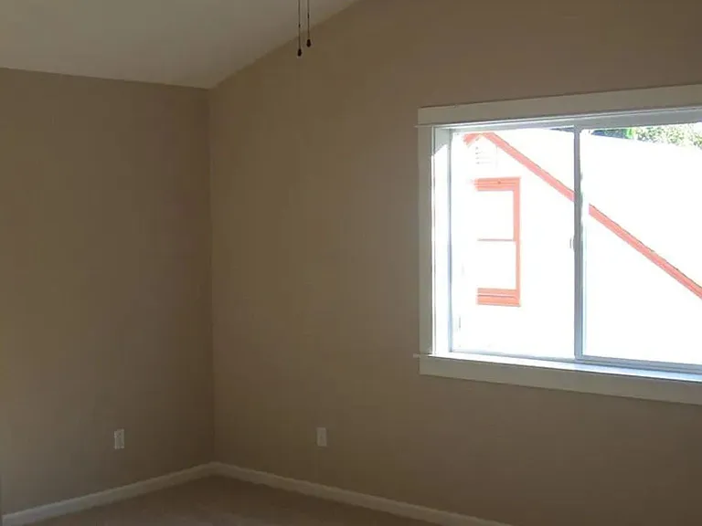 846 NE 3rd St — Photo 5