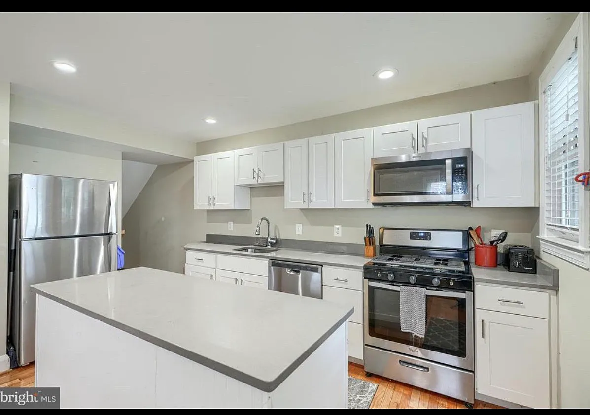 4 bed, 1285 sqft, $1,800 — Photo 2