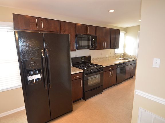 3rd image of 572 Jerome Dr