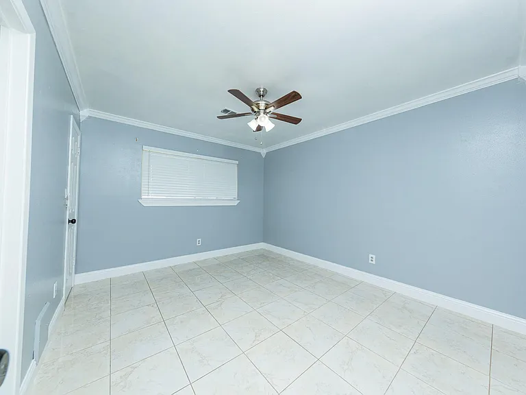 823 Parkhill St — Photo 17