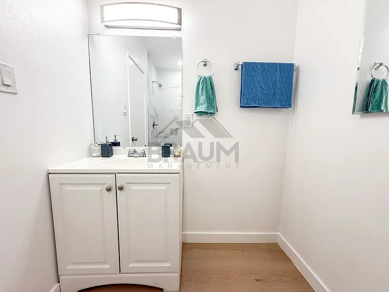 13129 OXNARD ST. — Photo 61