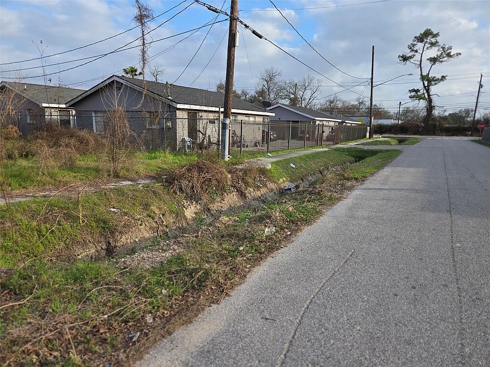 2nd image of 8112 Autumn Ln
