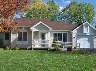 1243 Glen Carlyn Dr, Farmington, NY 14425