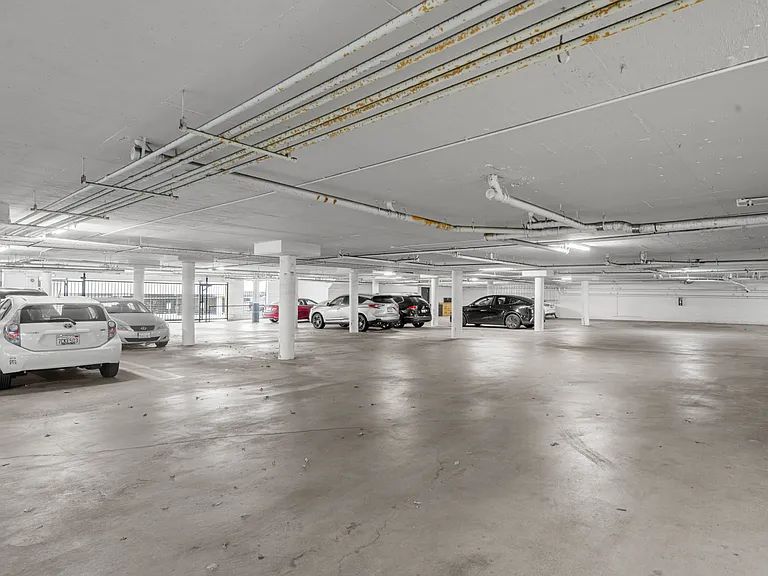 11800 Goshen Ave — Photo 16