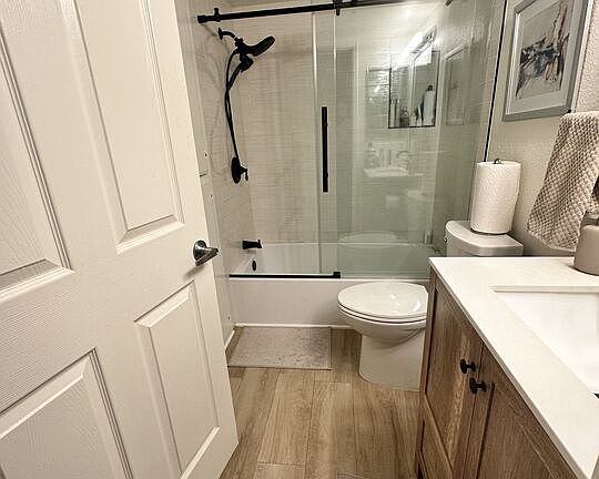 2nd image of 5550 Owensmouth Ave APT 101