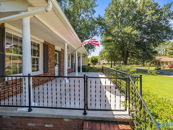 5th image of 213 Spring Valley Ct SW