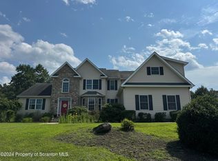 9 Cambridge Dr, Pittston, PA 18640
