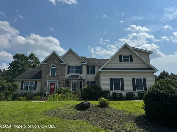 9 Cambridge Dr, Pittston, PA 18640