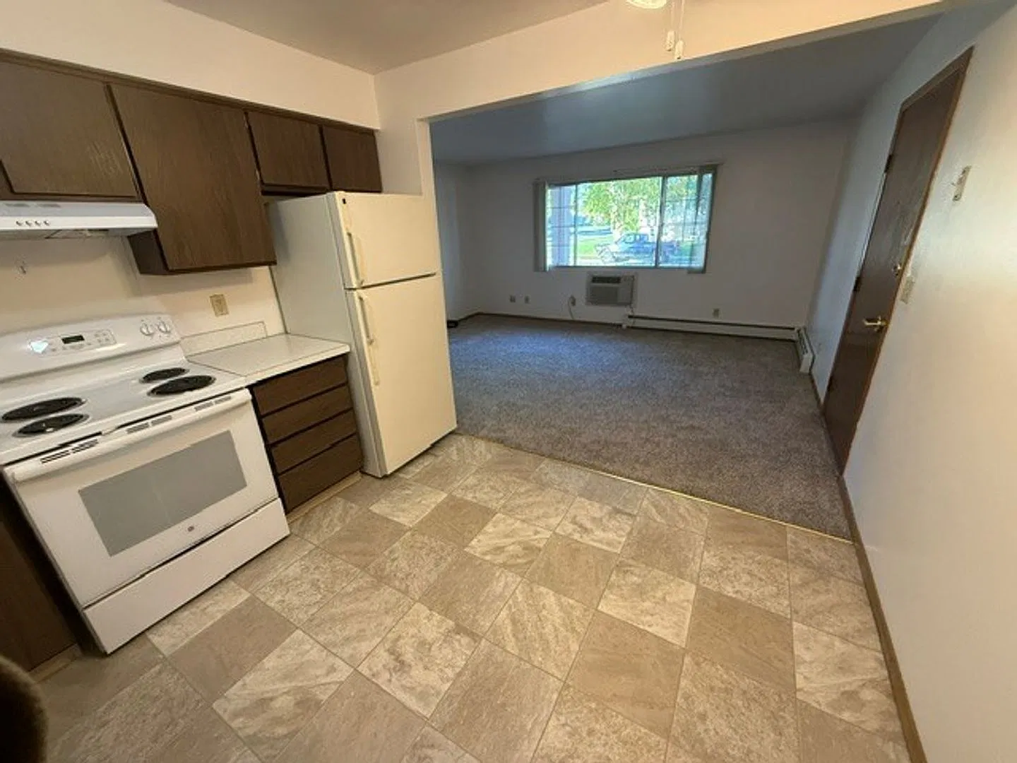 August Management presents the Colonial Apartments in New Holstein — Photo 3