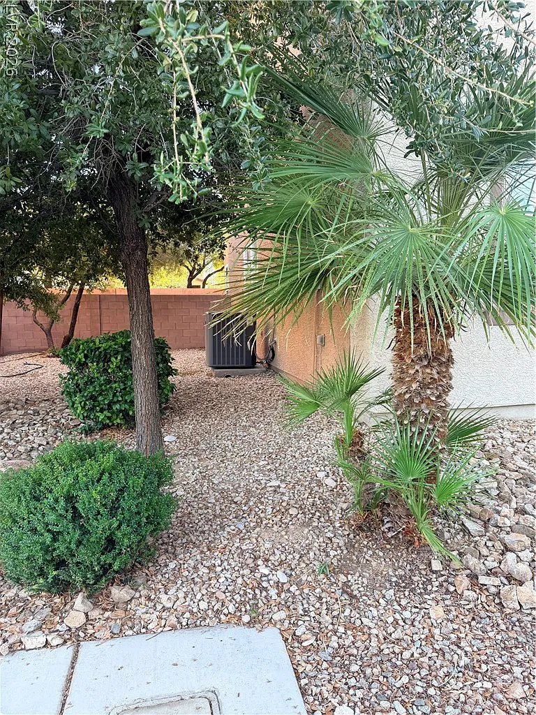 3 bed, 2.5 bath, 1599 sqft, $2,000 — Photo 4