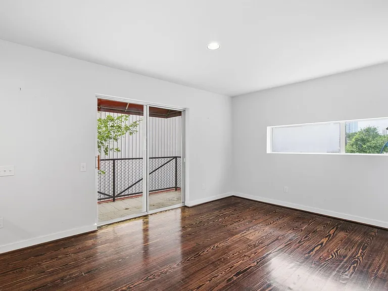 2934 Commerce St — Photo 16