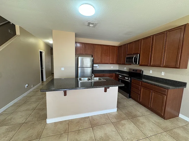 1143 E Cedar St — Photo 4