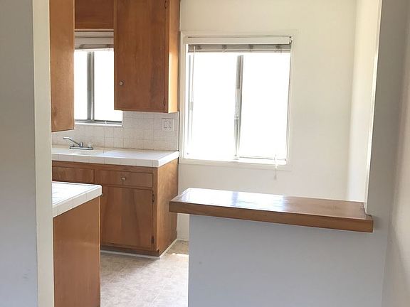 4th image of 1640 Colby Ave #17