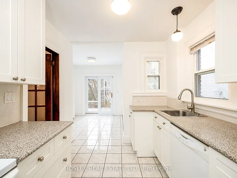 88 Manor Rd E — Photo 13