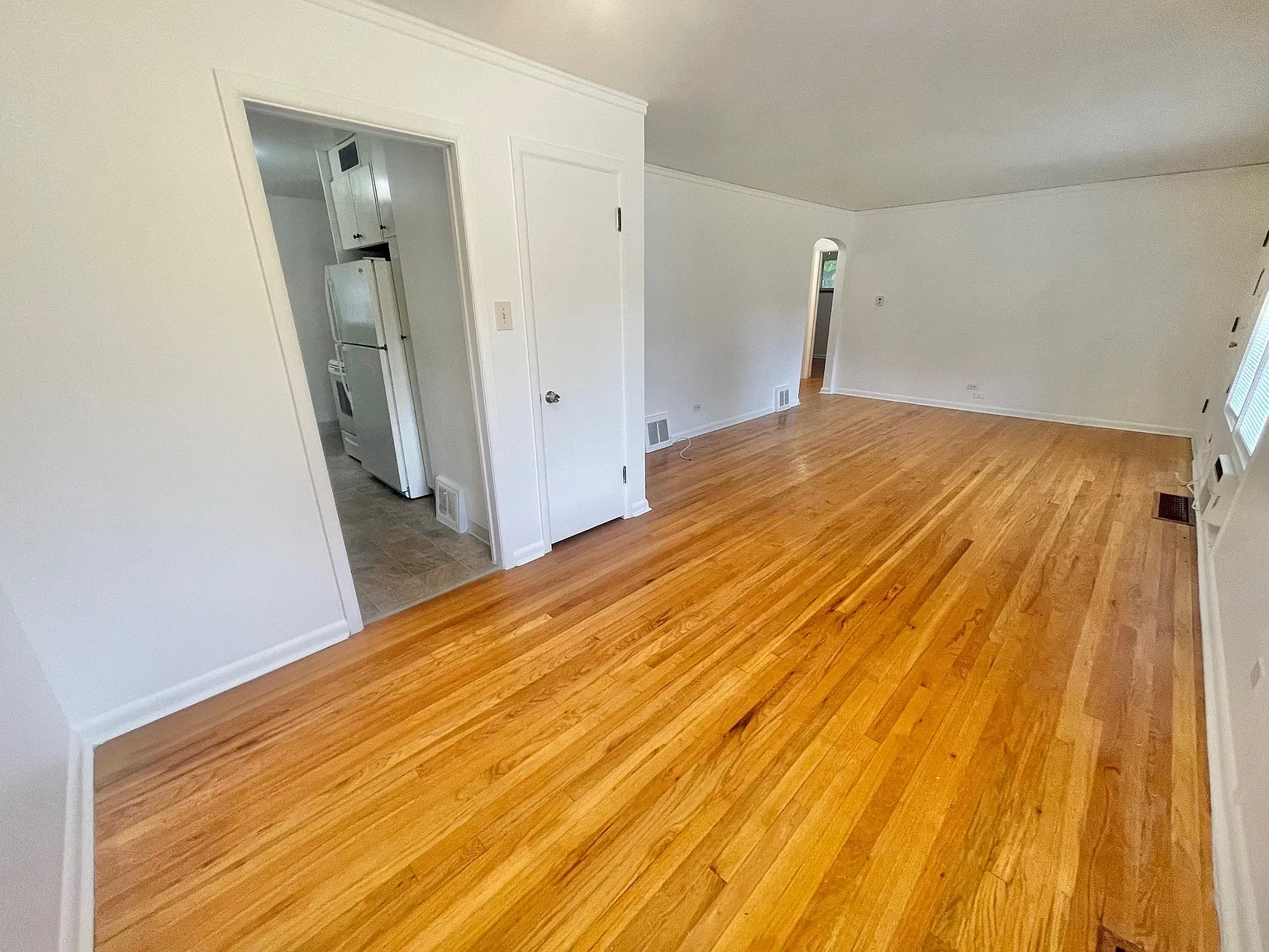 3 bed, 1.5 bath, 1913 sqft, $2,600 — Photo 4
