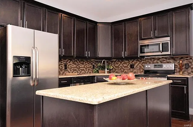 4 bed, 2500 sqft, $3,100 — Photo 4