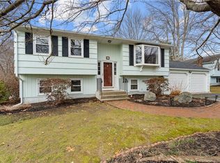 61 Long Hill Rd, Clinton, CT 06413