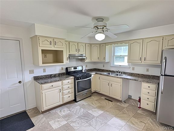 3rd image of 11 Cherry Ln