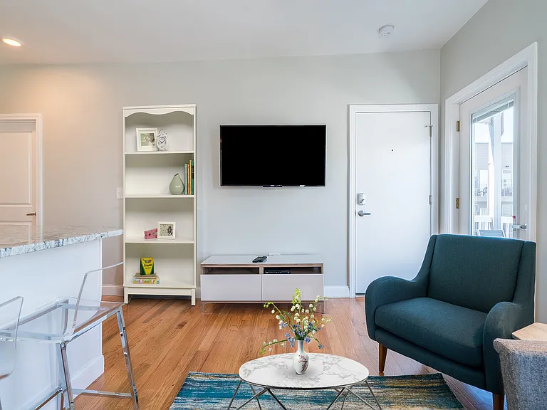 728 E 2nd St #4 — Photo 6