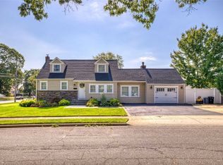 402 Brendan Ave, Massapequa Park, NY 11762